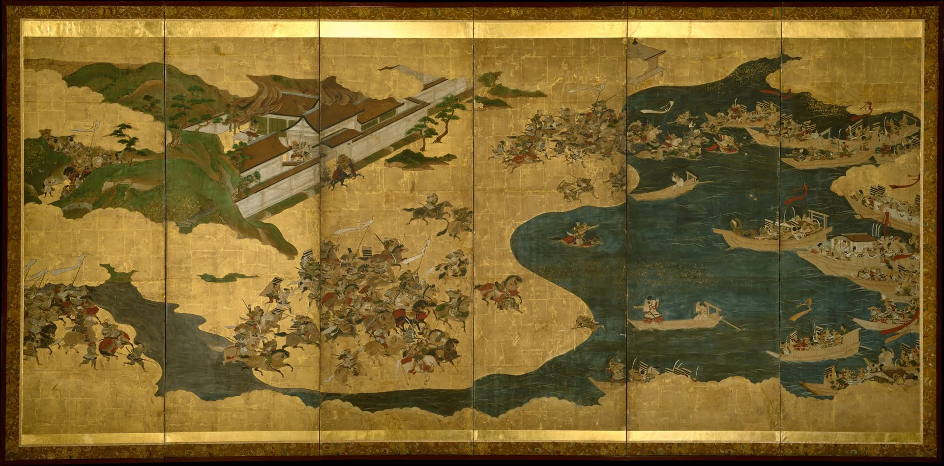 Biombo de seis paneles con jinetes y barcos en una batalla, sobre un fondo de pan de oro y nubes.